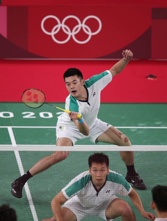 李洋蹲下讓王齊麟從後排擊球(季志翔/攝)