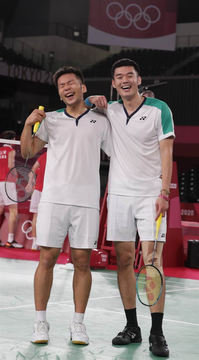 興奮秀出奧運國徽(季志翔/攝)