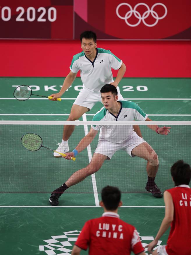 王齊麟在前排準備擊球(季志翔/攝)