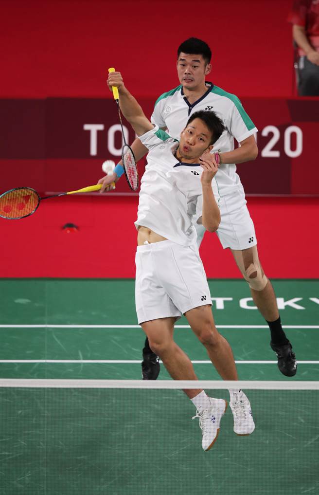 兩人跳躍擊球(季志翔/攝)