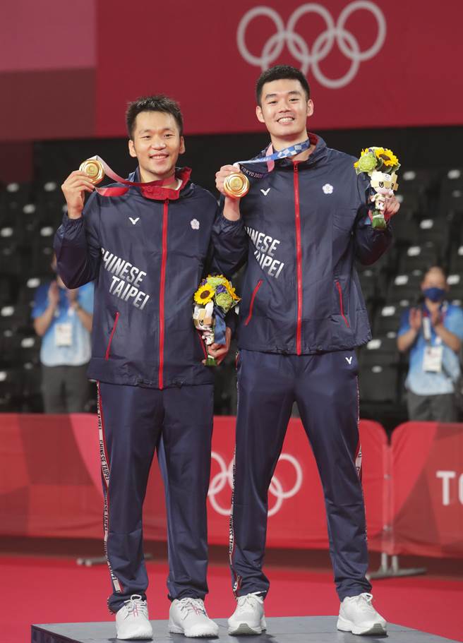 在頒獎台上興奮秀出金牌(季志翔/攝)