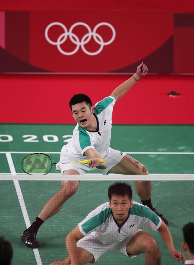 王齊麟將下半身放低接球(季志翔/攝)