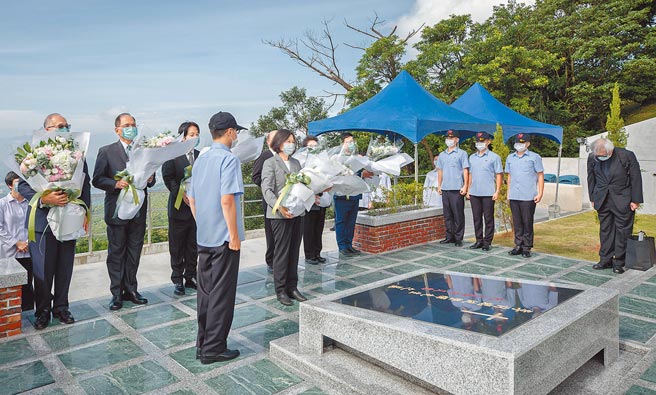 前總統李登輝辭世周年，蔡英文總統30日率副總統賴清德、行政院長蘇貞昌、立法院長游錫堃、監察院長陳菊等官員，前往五指山國軍示範公墓，向李登輝追思致意。（總統府提供）