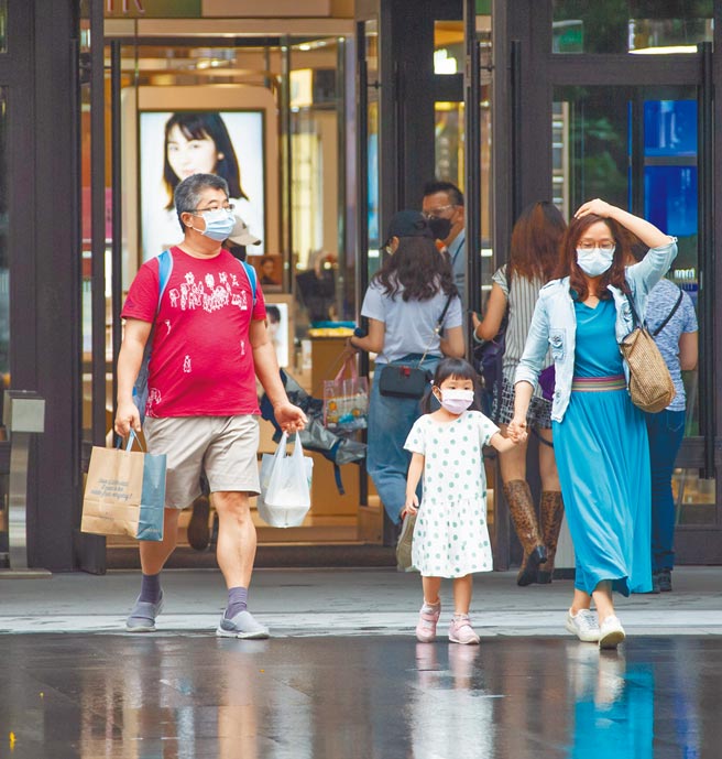 雖然有疫情衝擊民間消費，但受惠出口與投資動能強，主計總處仍上修第二季經濟成長率概估為7.47％。（羅永銘攝）