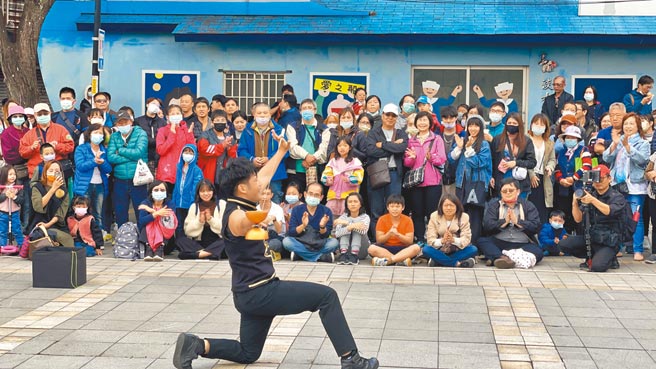 司法院大法官30日作成释字806号解释，认定审查街头艺人的技艺，违反宪法保障职业选择自由、艺术表现自由精神意旨，全台仍有7县市政府採「许可制度」，须依释宪结果修订。（新北市文化局提供）