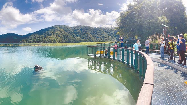 日月潭九蛙迭像周边平台步道扩大整修完工，并于7月31日重新开放。（廖志晃摄）