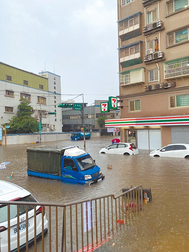 龟山A8站周边地区30日最大时雨量高达83.5毫米，道路积水严重。（警方提供／赖佑维桃园传真）