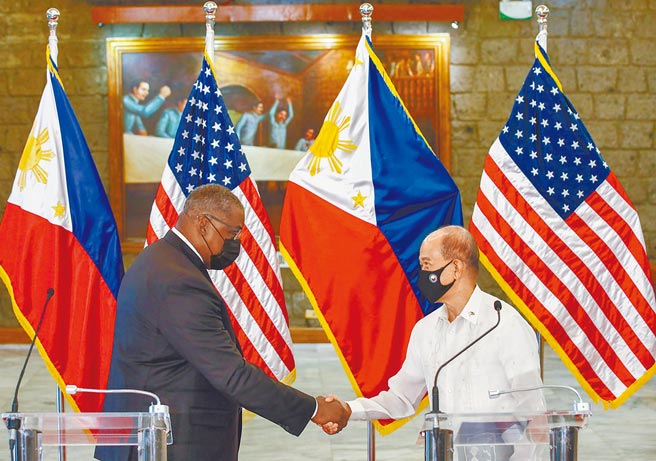 正在菲律宾访问的美国国防部长奥斯汀（左），7月30日与菲国国防部长罗伦沙纳举行会谈，双方共同宣布两国将恢復「部队访问协定」。（菲律宾政府摄影团提供）