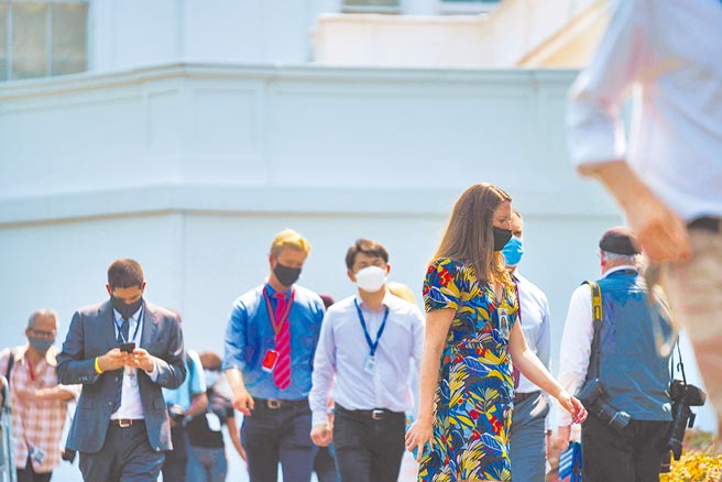 Delta變種新冠病毒快速傳播，美國疫情復燃。總統拜登為對抗疫苗注射卡關問題，7月29日宣布非軍職的聯邦政府僱員須接種疫苗，否則將定期接受篩檢並戴罩上班。（新華社）