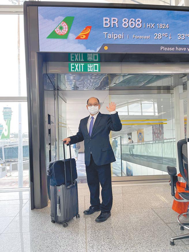 我驻香港办事处最后一名官员倪伯嘉签证30日到期，他将于30日搭机返台，驻港办仅剩当地52名雇员维持运作。（陆委会提供）