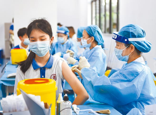 大陸從8月起，要全面優先替12-17歲的未成年施打疫苗，代表面對Delta變種病毒株，大陸防疫政策有所調整。圖為7月底深圳率先替未成年學生接種。（新華社）