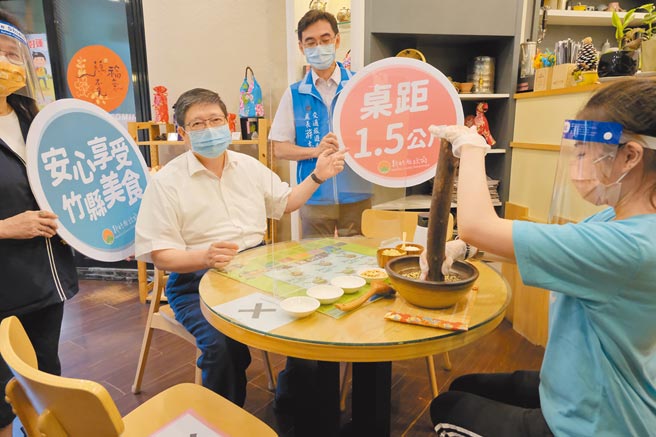 新竹縣有條件開放餐廳內用，包含減少座位、增設隔板等，新竹縣長楊文科30日前往北埔商圈，視察店家的防疫準備。（莊旻靜攝）