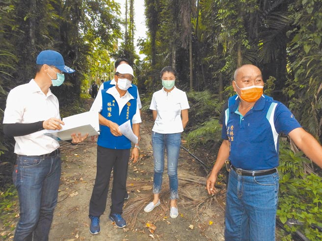 南投县长林明溱（左二）、立委许淑华（右二），会勘竹山镇基层建设。（南投县政府提供／廖志晃南投传真）
