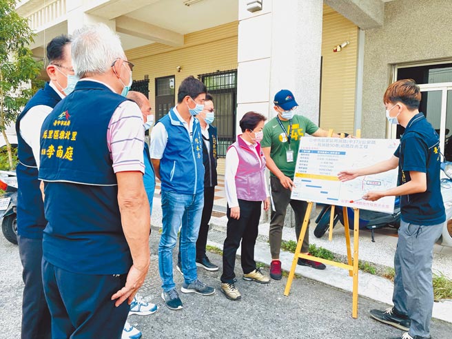 立委杨琼璎、市议员陈本添争取前瞻计画4000万元，进行月湖路自来水老旧管线汰换及路面改善工程。（王文吉摄）