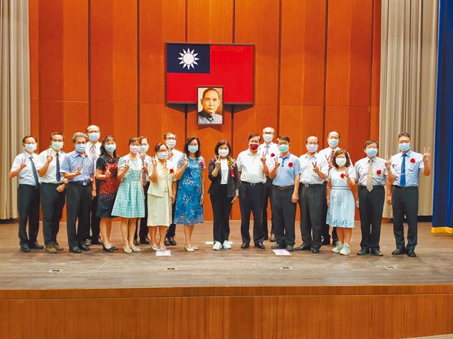 雲林縣3名退休校長、4名初任校長、9名新任校長與縣長張麗善大合照。（周麗蘭攝）