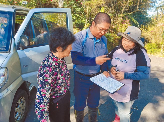 森林护管员黄忠勇（中）认为，测量工作虽辛苦，但能为承租人解决问题，就是支持他做下去的最大动力。（嘉义林管处提供／张亦惠嘉县传真）