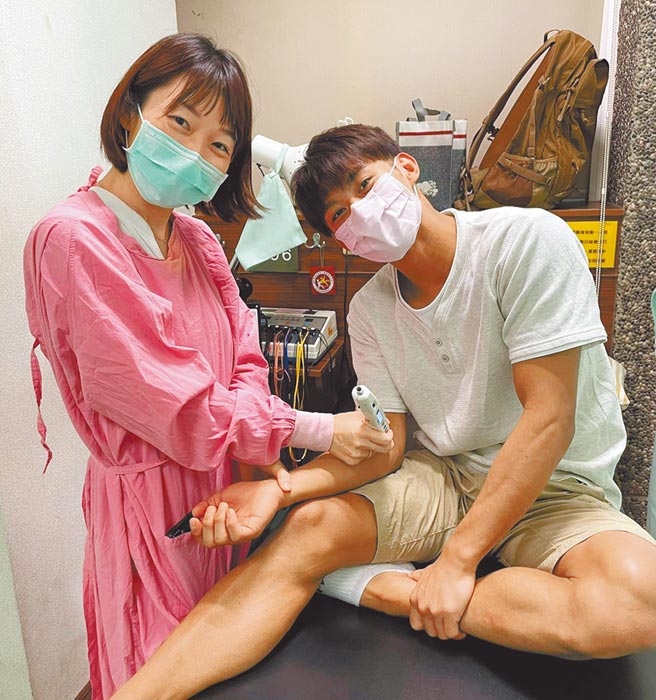 高雄長庚中醫部雷射針灸能幫助運動員快速修復損傷，中華隊隊醫、高長中醫部醫師郭純恩透過便攜設備，助柔道楊勇緯（右）拿下東奧銀牌。（高雄長庚提供／袁庭堯高雄傳真）