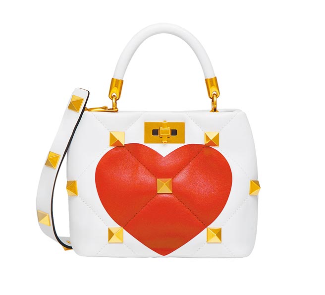 Valentino Garavani Amore 2021愛心圖紋大鉚釘裝飾提包，9萬8000元。（Valentino提供）
