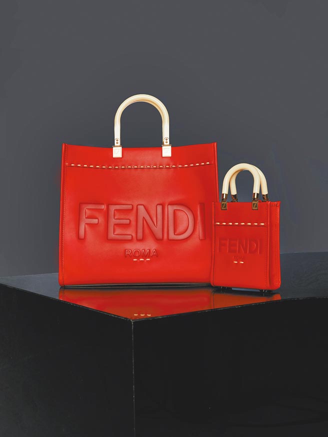 Fendi七夕限定Sunshine Shopper（左）和Mini Sunshine Shopper，前者9萬5000元，後者5萬2000元。（Fendi提供）
