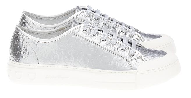Salvatore Ferragamo Borg Gancini壓紋銀色牛皮休閒鞋，2萬5900元。（Ferragamo提供）