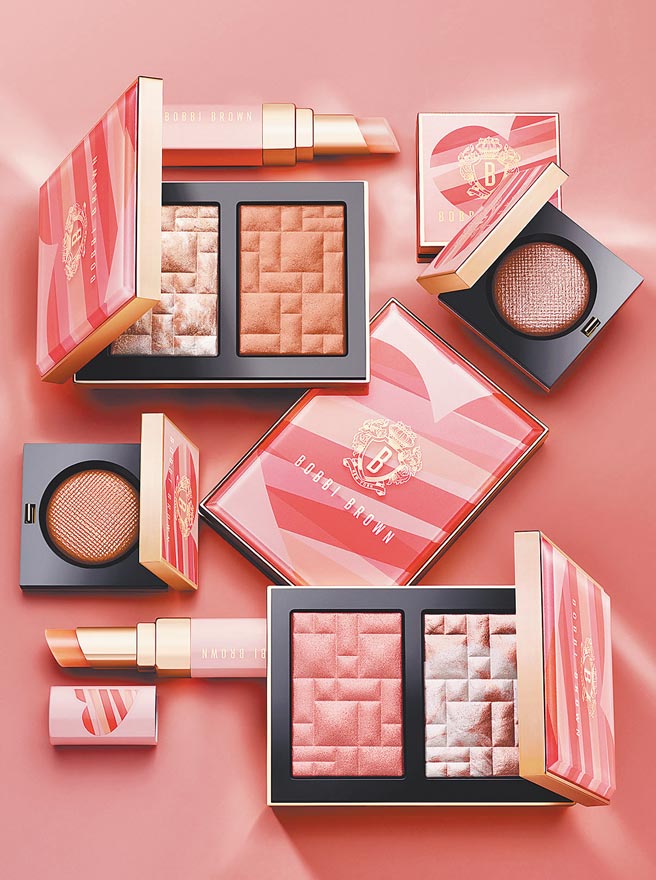 新光三越抢独家先首卖，BOBBI BROWN粉红钻光限量系列，金致美肌粉-丝光/甜桃光1850元；极致钻石眼影-炫闪金/粉月光石1350元；晶钻桂馥润色护唇膏-花蜜粉1250元。（新光三越提供）