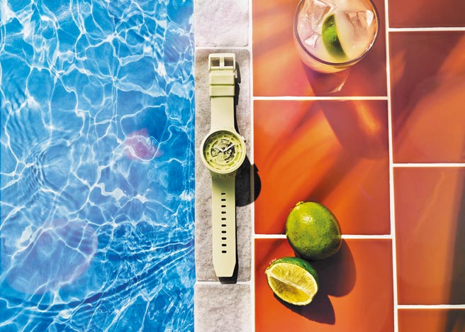 SWATCH充滿年輕創意，全新登場的BIG BOLD BIOCERAMIC表款，4100元。（SWATCH提供）