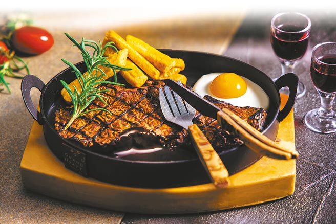 台北君悦酒店推出父亲节蛋糕「105度的爱」展现精湛甜点工艺。（台北君悦酒店提供）