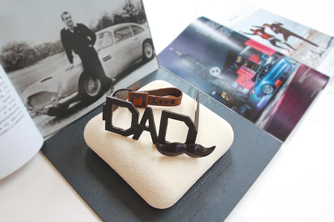 「阿爸的目镜」父亲节蛋糕，以眼镜、钥匙圈装饰的外型呼应男性形象。（台中日月千禧酒店提供）