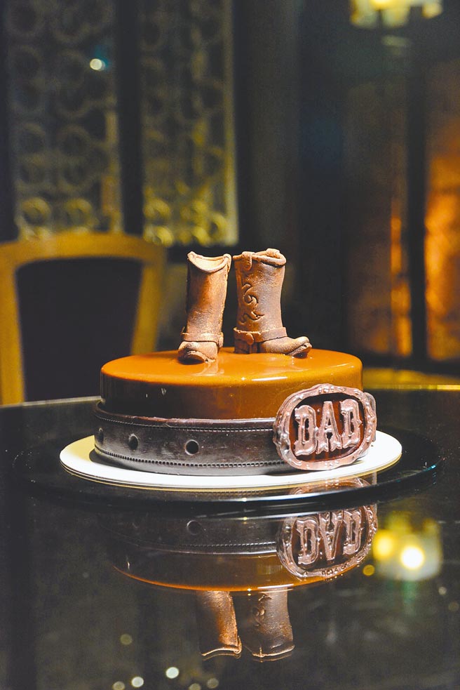 君品酒店推出的「运动健将老爸」蛋糕以休閒牛仔风来妆点，巧克力蛋糕为基底。（君品酒店提供）