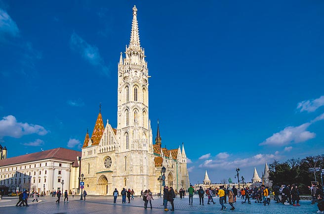 KKday旗下伴手禮品牌KKgift推出多款雲遊世界方案，匈牙利的布達佩斯城堡區也有專業中文導遊在線上為消費者於當地直播漫遊。（KKday提供）