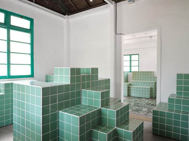 ▲ 马祖新村文创园区10号眷舍指出，全新展台建材採用具百年歷史的桃园在地砖场所制磁砖，为整个选物店带来满满在地文化氛围。（随寓工作室提供／萧灵玺桃园传真）