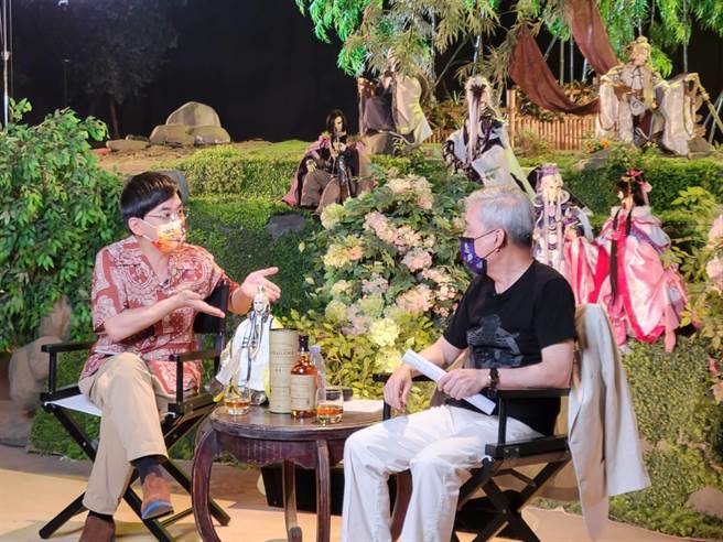 百富创作者联名计画邀请霹雳布袋戏董事长黄文章（右）与主持人黄子佼直播献声。（霹雳国际多媒体提供）