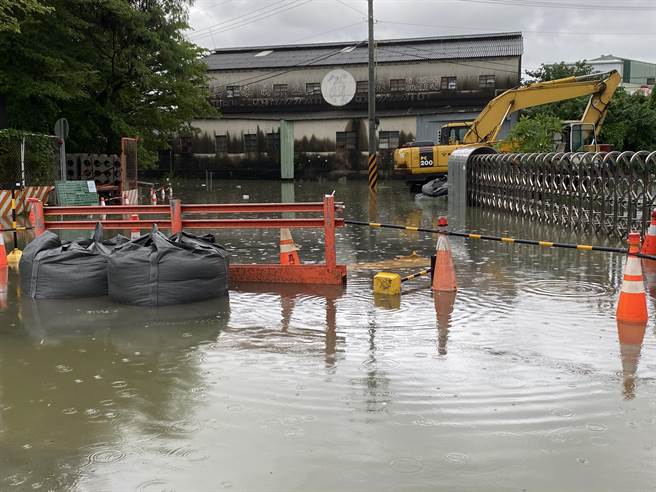 仁德北上匝道旁積水。（曹婷婷攝）