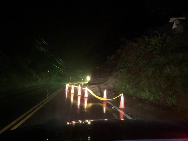 高雄市桃源區南橫公路85.5K處出現土石流，六龜分局警方到場拉起封鎖線，呼籲用路人沒必要勿前往山區。(林雅惠攝)