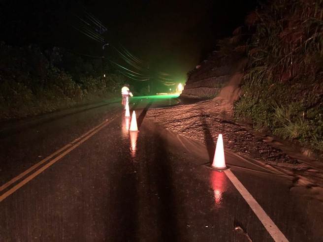 高雄市桃源區南橫公路85.5K處出現土石流，六龜分局警方到場拉起封鎖線，呼籲用路人沒必要勿前往山區。(林雅惠攝)