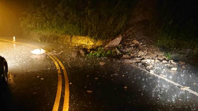 高雄市茂林區高132線道5.6k處出現落石，六龜分局警方到場拉起封鎖線。(高雄市六龜分局提供／林雅惠傳真)