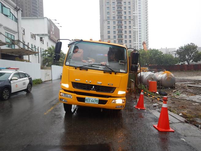 台中市一辆垃圾车1日上午发生路面塌陷，垃圾车左后车轮卡在洞内。（民眾提供／卢金足台中传真）