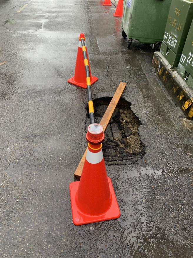 大马路为何塌陷成一个四方形的大洞，是因大雨冲刷造成塌陷，或路面施作品质问题，仍待警方进一步调查。（民眾提供／卢金足台中传真）