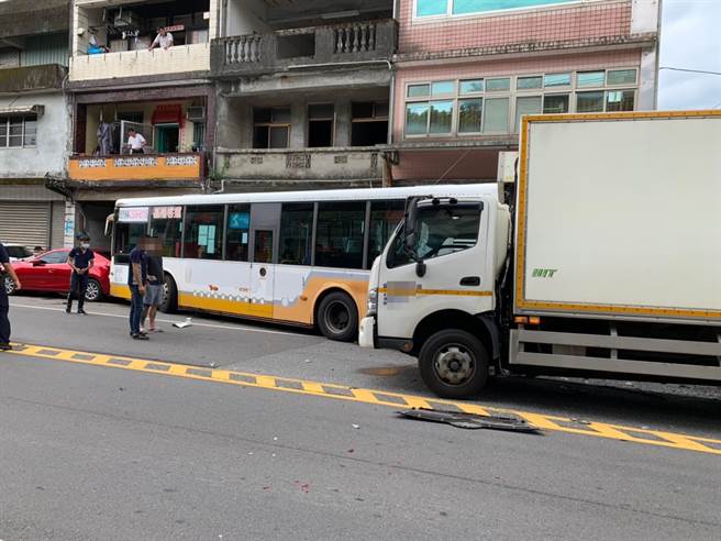 新北市瑞芳區1日上午發生一起車禍，小貨車突追撞公車。（翻攝照片／葉書宏新北傳真）