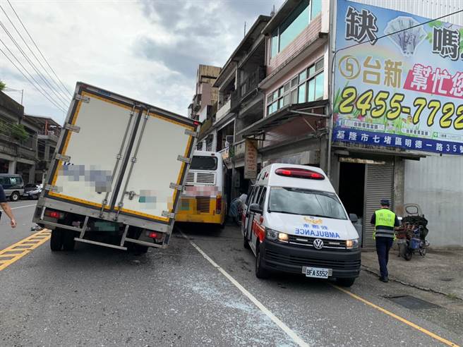 新北市瑞芳區1日上午發生一起車禍，小貨車突追撞公車。（翻攝照片／葉書宏新北傳真）