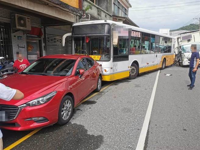 23歲謝姓男子今（1日）上午8時許，駕駛大貨車行經新北市瑞芳區，疑因未保持安全距離，直接衝撞前方的基隆客運公車。（翻攝照片／葉書宏新北傳真）
