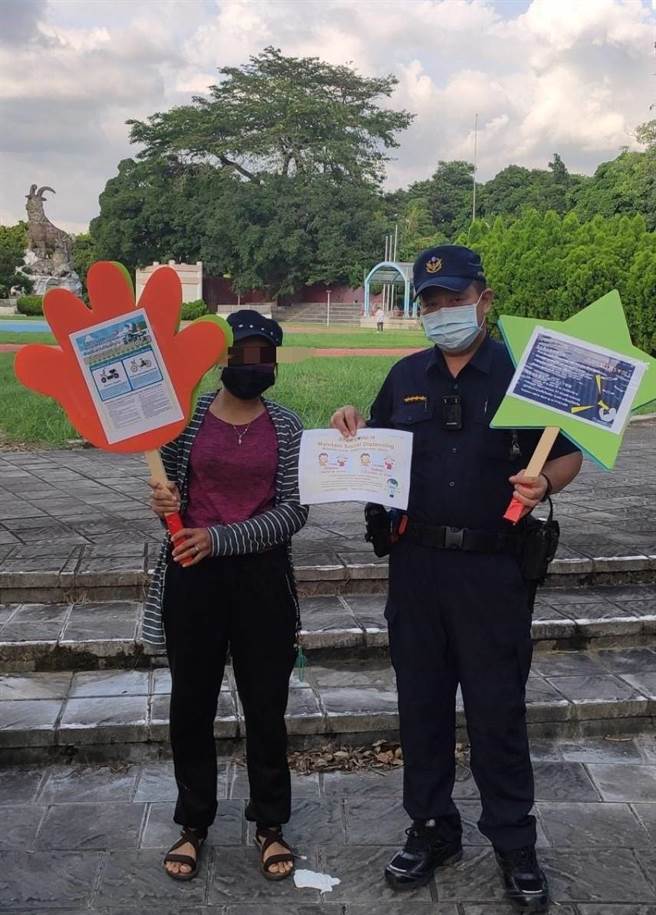 台中市警察局第二分局特别于降级首个周末假日到台中公园加强宣导防疫。（民眾提供／卢金足台中传真）