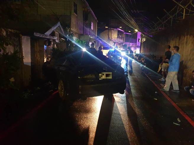 21岁黄姓男子今（1日）凌晨0时许从新竹县北上新北市新店区拜访20岁李姓男子，两人在车上时黄嫌却拿出预藏的折迭刀攻击，车辆失控撞上路旁的围墙。（翻摄）