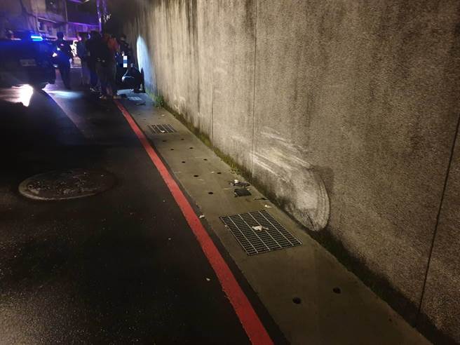 21岁黄姓男子今（1日）凌晨0时许从新竹县北上新北市新店区拜访20岁李姓男子，两人在车上时黄嫌却拿出预藏的折迭刀攻击，车辆失控撞上路旁的围墙。（翻摄）