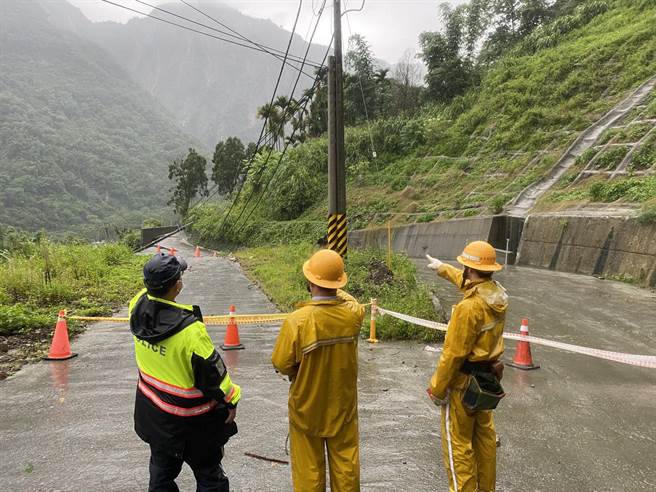 嘉縣政府建設處已聯絡廠商前往處理並設置警告標誌，目前159甲線32k處禁止通行。（嘉縣政府提供／張亦惠嘉縣傳真）