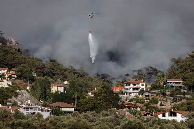 土耳其不同城巿同时出现野火，不由得令人怀疑是否为恐怖主义破坏行径。(图／路透社)
