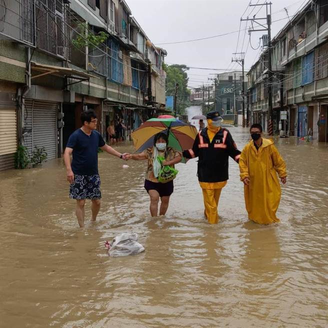 新化区公所、新化警分局协助撤离新和庄住户。（民眾提供）