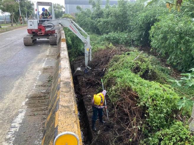 台中市建设局加强排水路清淤，防止造成淹水。（台中市府提供／卢金足台中传真）