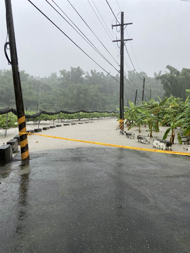 崇德路橋預警性暫時封鎖，（圖／民眾提供）