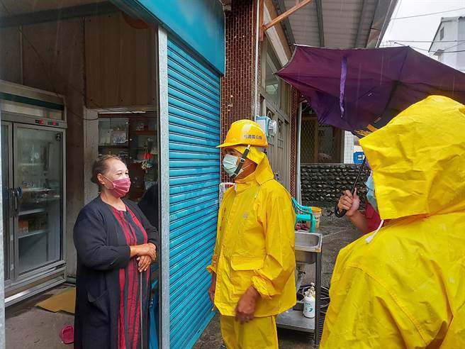 西南气流造成高雄豪雨不断，山区也发布多条土石流红、黄色警戒，桃源区公所已陆续撤离民眾。（中央社提供）